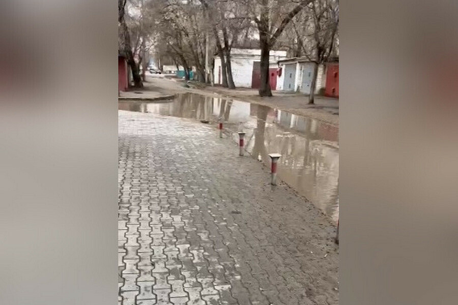 Всё в воде Жители одного из переулков Благовещенска снова жалуются на разбитую дорогу затопленную водой видео