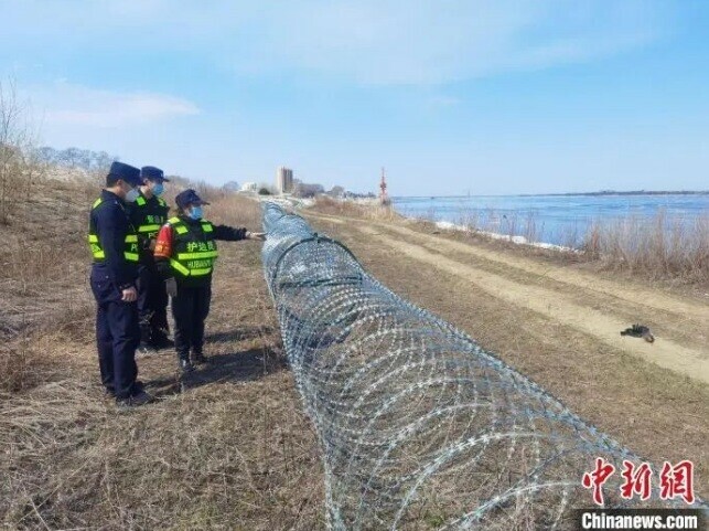 На берегу Амура пограничники обнаружили странную и очень опасную находку