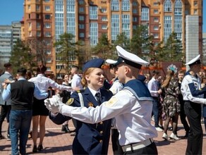 В Благовещенске площадь Победы закружилась в памятном вальсе 