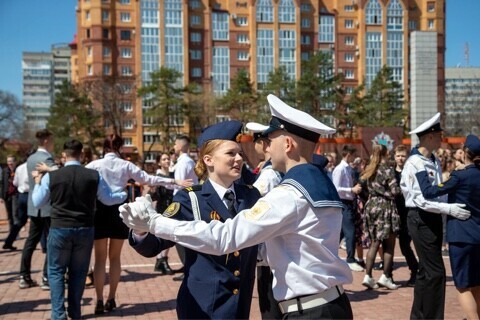 В Благовещенске площадь Победы закружилась в памятном вальсе 