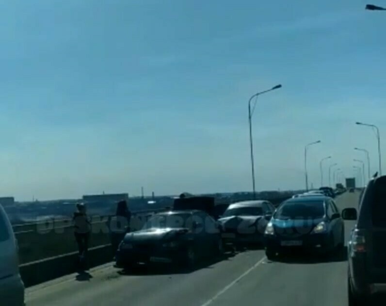 В Благовещенске на мосту через Зею массовое ДТП видео