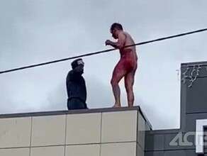 Окровавленный голый мужчина бегал по крыше минимаркета 