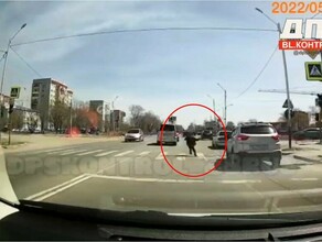 В Благовещенске ребенок чудом не угодил под колеса двух автомобилей видео