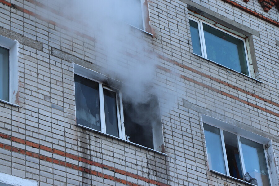 Пожар в многоквартирном доме Белогорска тушили тремя пожарными машинами