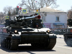 В Белогорске в Параде Победы прошли современные танки Т80БВ и Грады