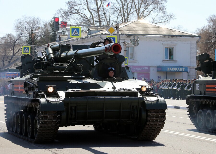 В Белогорске в Параде Победы прошли современные танки Т80БВ и Грады