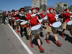 Церемониальный отряд барабанщиц восхитил зрителей парада Победы в Благовещенске 