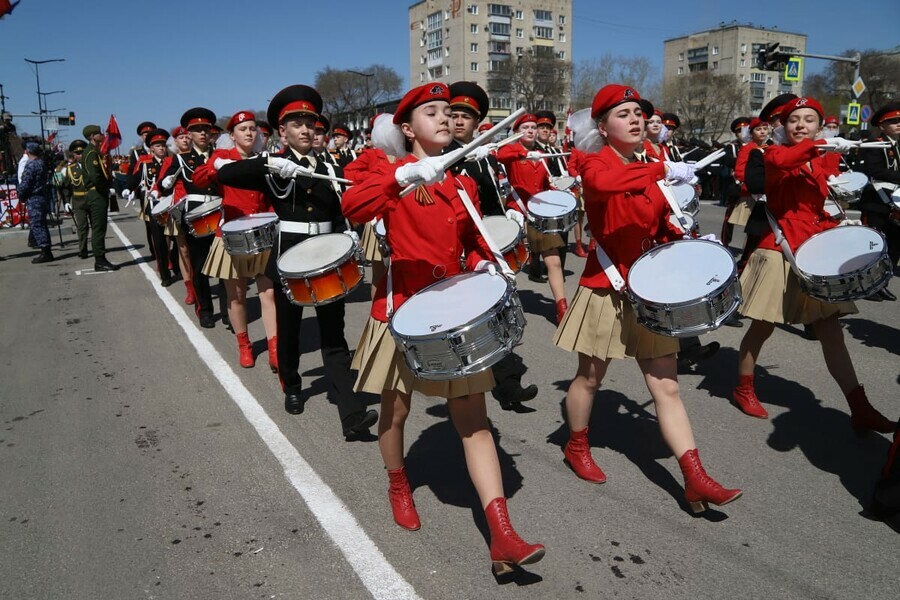 Церемониальный отряд барабанщиц восхитил зрителей парада Победы в Благовещенске 