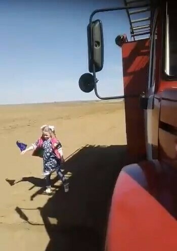 В Амурской области маленькая артистка поздравила пожарных на боевом посту видео