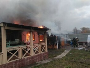 В Благовещенске изза общей крыши пожар охватил все подворье