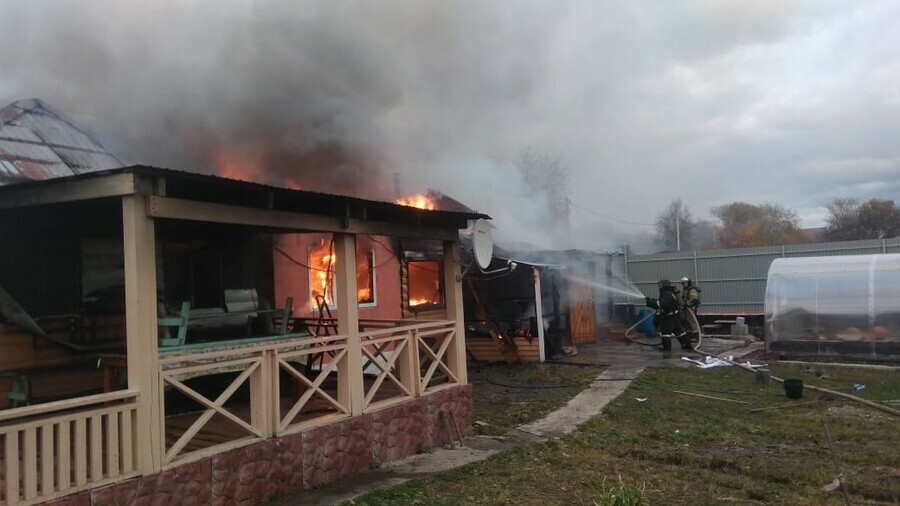 В Благовещенске изза общей крыши пожар охватил все подворье