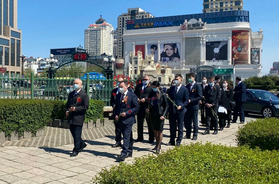 В Харбине на мемориальном комплексе советских воинов возложили цветы