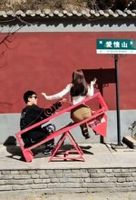 В парках Китая устанавливают необычные скамейки которые стали популярным аттракционом у влюбленных