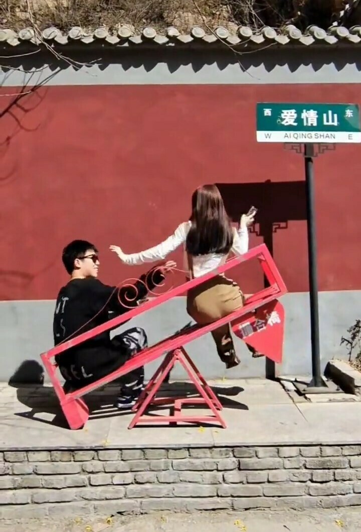 В парках Китая устанавливают необычные скамейки которые стали популярным аттракционом у влюбленных