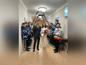 В Приамурье маленькие хоккеисты подготовили трогательный сюрприз для тренера в день его свадьбы