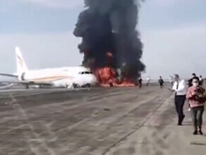 В Китае загорелся самолет на борту которого находились 122 человека видео