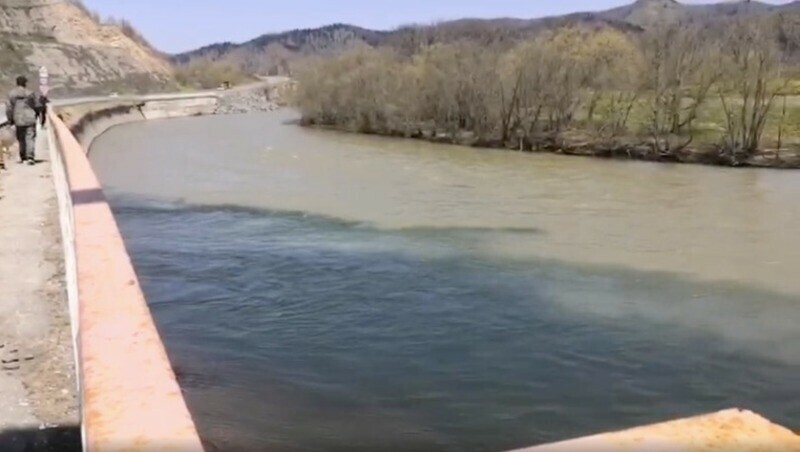 На Сахалине потекла двойная река части которой не смешиваются видео