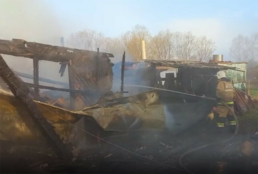В селе Амурской области в одном дворе сгорели баня и две хозпостройки
