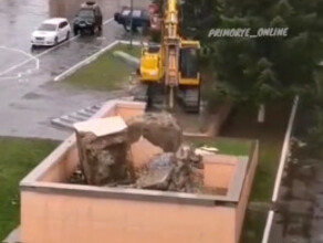 В Приморском крае снесли памятник Ленину На этом месте скорее всего появится фонтан видео