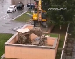 В Приморском крае снесли памятник Ленину На этом месте скорее всего появится фонтан видео