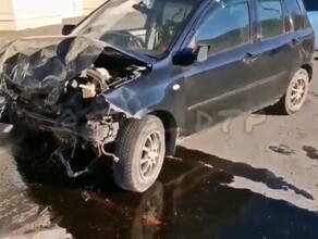 В Свободном легковушка вылетела с дороги и врезалась в дом видео