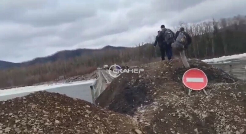 Амурчанин сотрудники рудника в Селемджинском районе вынуждены переходить реку по аварийному мосту разрушенному ледоходом видео