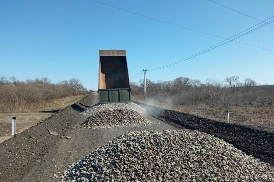 В Приамурье продолжают ремонтировать дорогу в Ивановском районе фото 