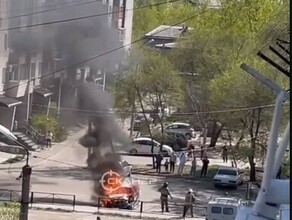 В Благовещенске горит автомобиль видео