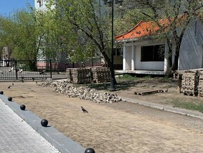 В парке Дружбы Благовещенска начали демонтировать тротуарную плитку Зачем фото 