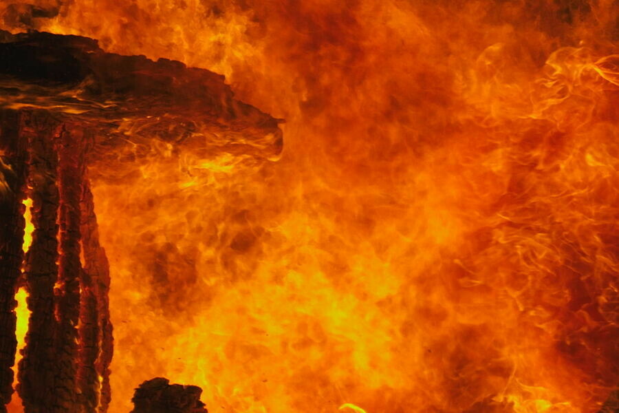 В Магдагачинском районе пожар уничтожил дачные домики и подстанцию Возбуждены уголовные дела