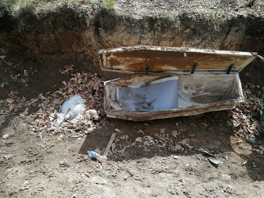 Стало известно чье тело находилось в найденном на окраине Благовещенска гробу видео