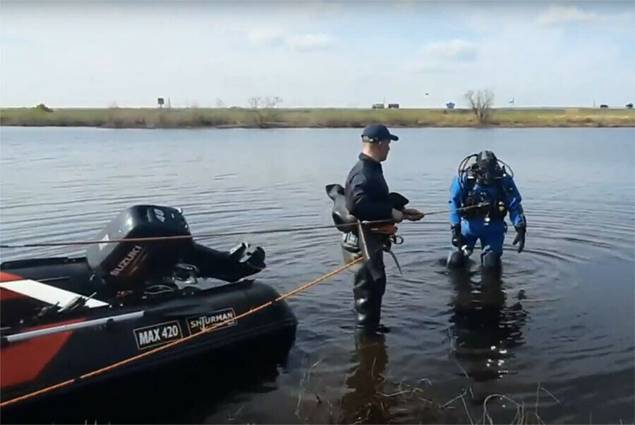 На озере около Благовещенска водолазы и волонтеры ищут пропавшего рыбака ОБНОВЛЕНО фото видео