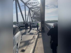 В Благовещенске на мосту через Зею изза ДТП полностью перекрыто движение видео