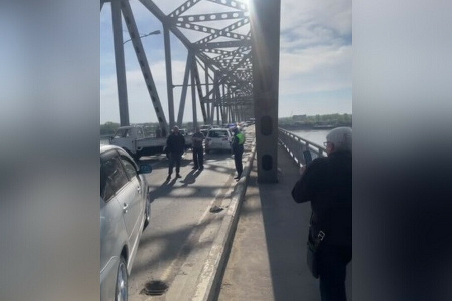 В Благовещенске на мосту через Зею изза ДТП полностью перекрыто движение видео