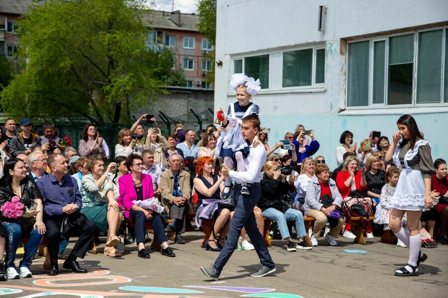 В Благовещенске последний звонок прозвенел для 1 200 выпускников фото