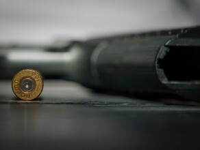 В Приамурье полицейский выстрелил в напавшего на него с ножом мужчину 