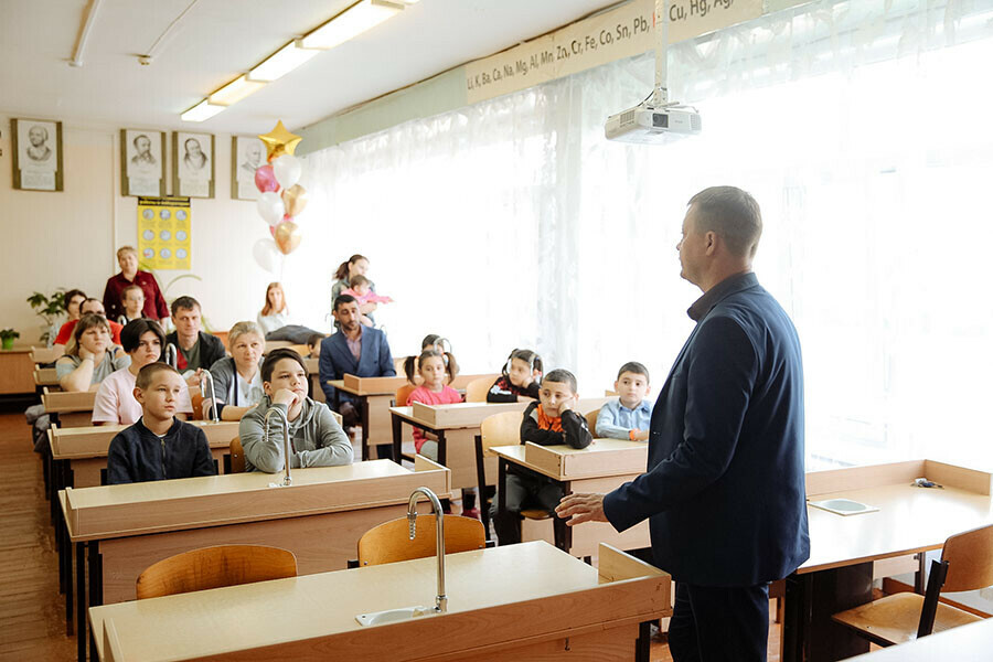 Детей вынужденных переселенцев с Украины определили в 12ю школу Благовещенска фото