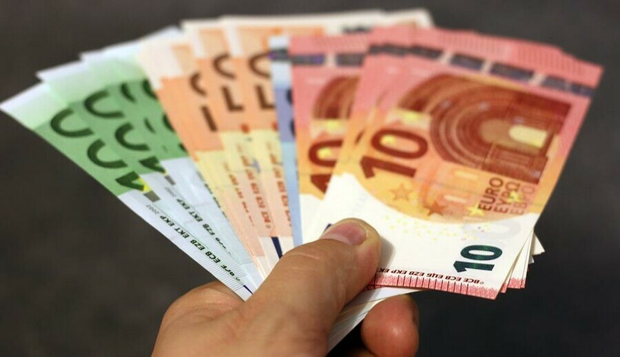Впервые с 2015 года евро опустился ниже 59 рублей