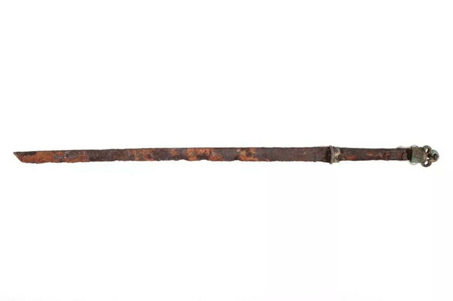 При вспашке поля житель Приморья нашел меч возрастом 15 тысячи лет эпохи Троецарствия в Корее