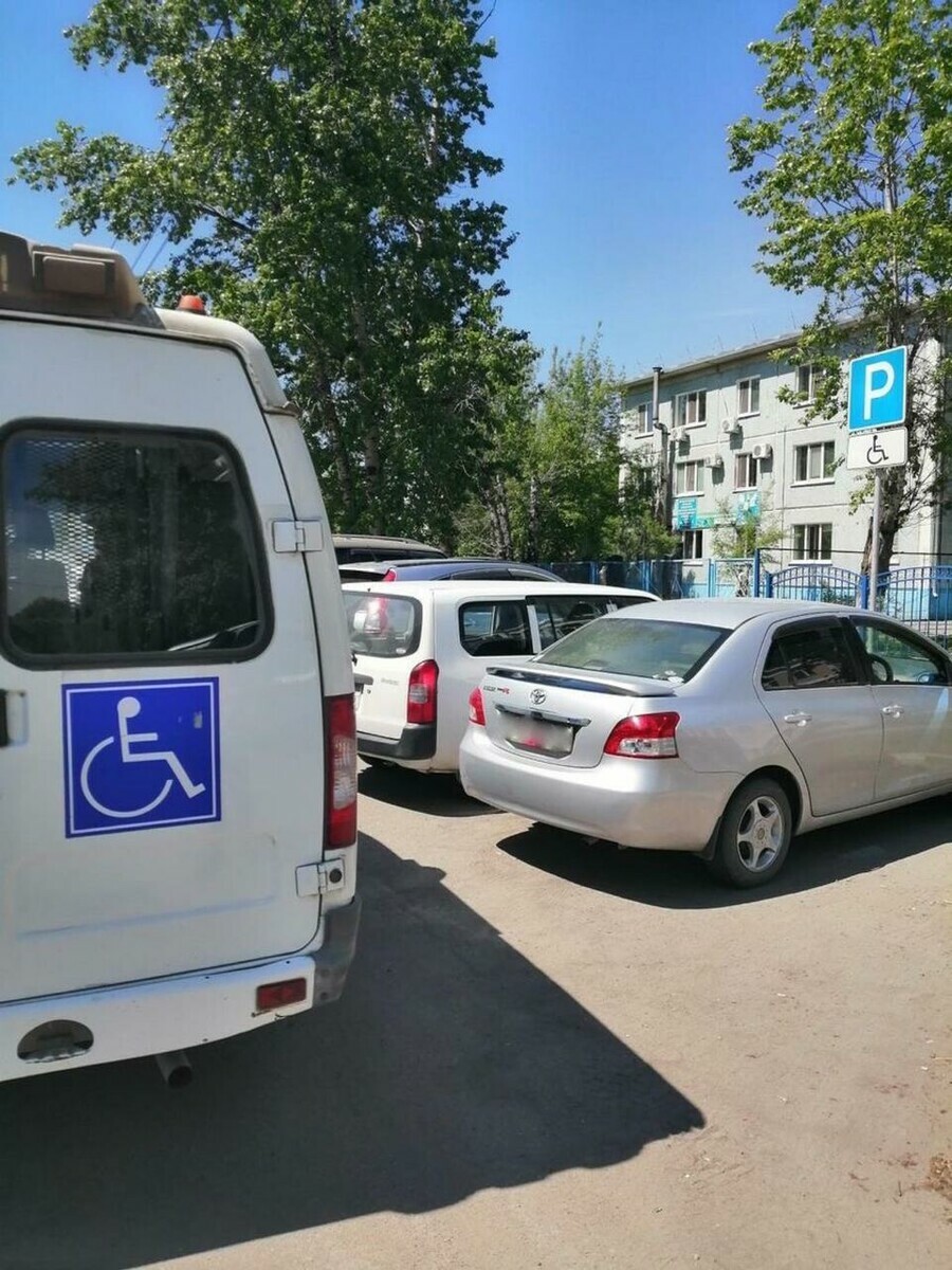 В Благовещенске изза занятой парковки детей на инвалидных колясках пришлось высаживать на дороге