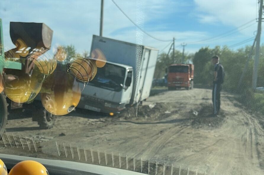 Во Владимировке грузовик завяз в дороге посреди проезжей части