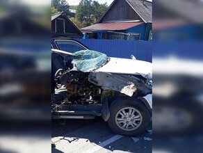 Соцсети в Приамурье отвалом бульдозера зацепило автомобиль результат  срезана боковина авто фото