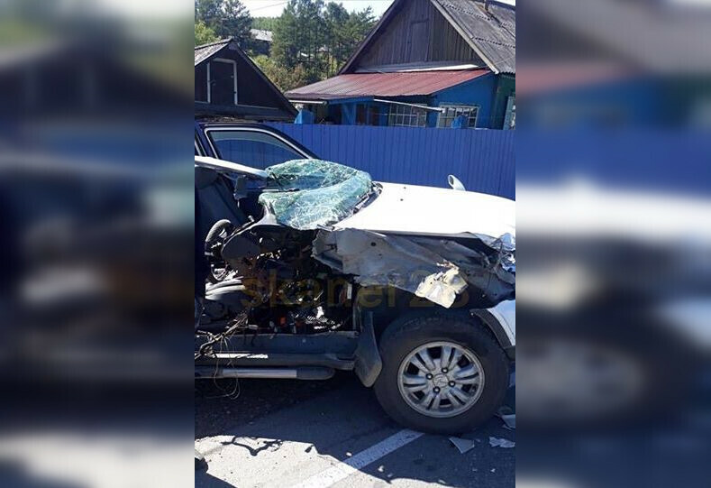 Соцсети в Приамурье отвалом бульдозера зацепило автомобиль результат  срезана боковина авто фото