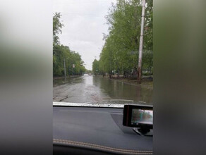 После ливня в Благовещенске под водой скрылся участок улицы 