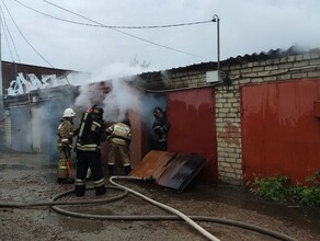 В Благовещенске пожар в гаражном массиве тушили тремя пожарными машинами 