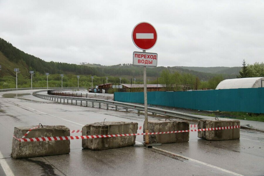 В Сковородине изза резкого подъема воды в реке затоплен участок федеральной трассы Въезд в город перекрыт