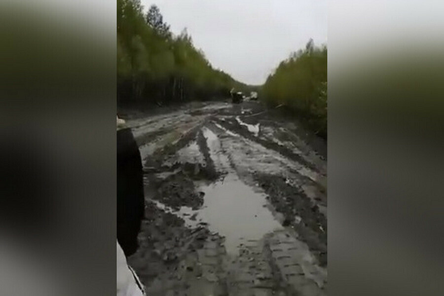 В Зейском районе спецтехника утопает в грязи а людей переправляют на экскаваторе видео