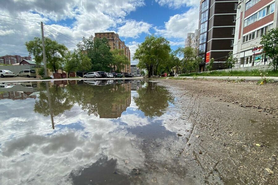 Жители центра Благовещенска недовольны затопленной парковкой фото