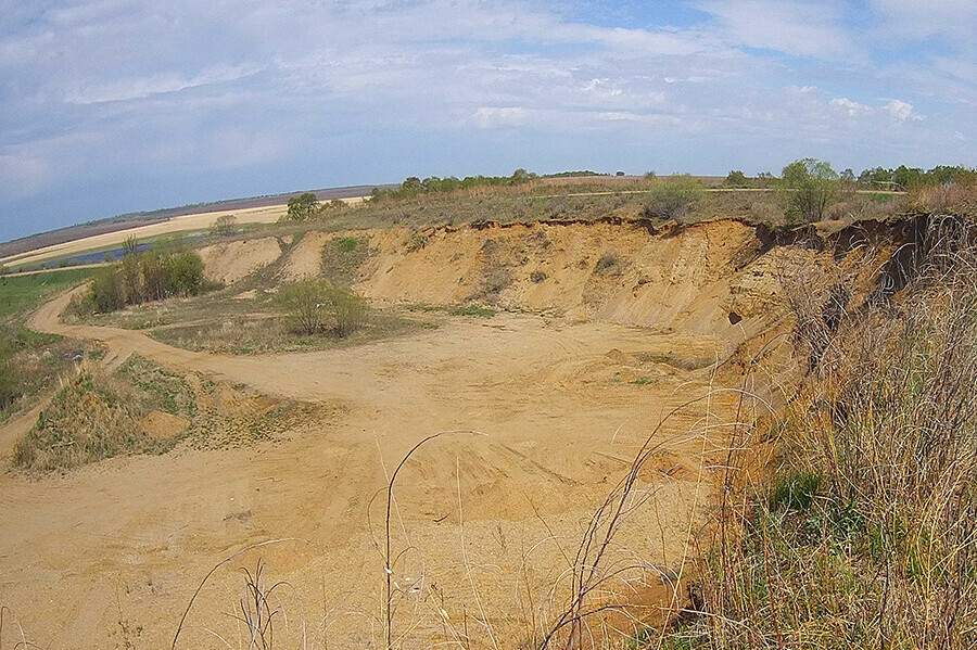  В Амурской области незаконным песчаным карьером испорчены плодородные земли 