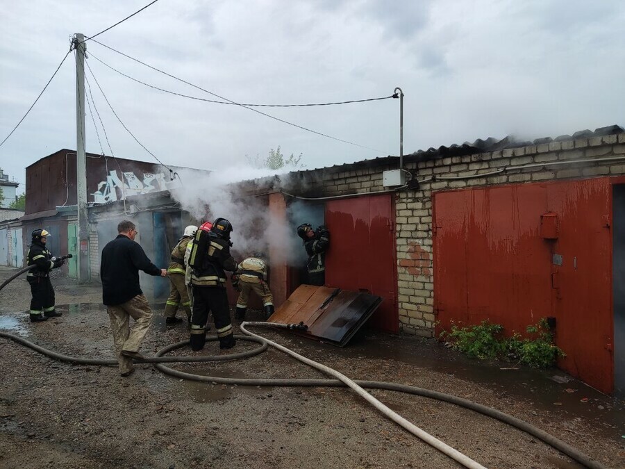 В амурском поселке Златоустовск горел гараж пострадал человек